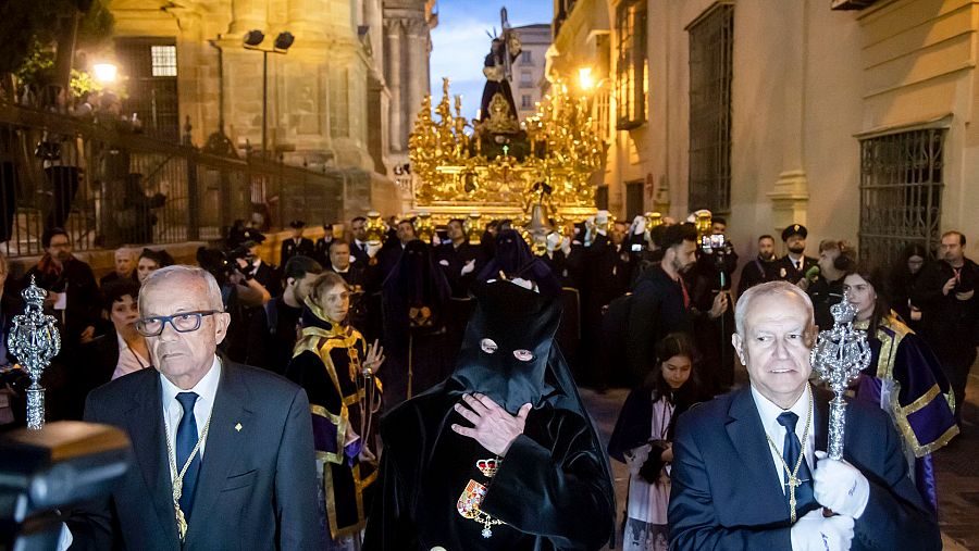 Presidencia de la cofradía Jesús el Rico de Málaga con el preso indultado en 2024.
