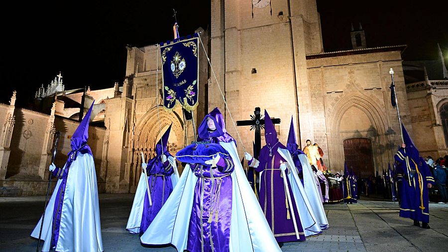 Inicio de la procesión del Prendimiento a su paso por la catedral de Palencia