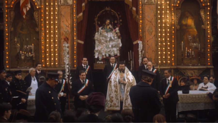 Procesión religiosa en 'El Padrino II'.  Imagen de Jesucristo cubierta de billetes.  Contrasta religión y dinero.