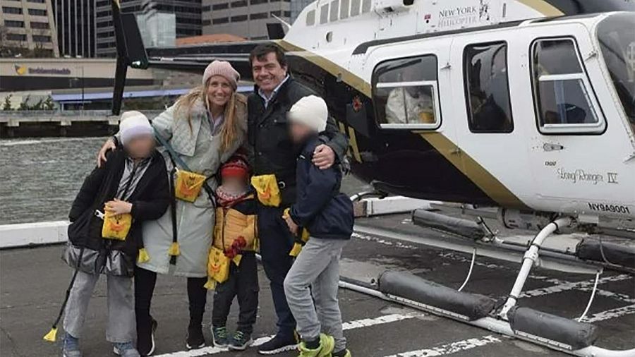 Agustín Escobar junto a su mujer Merce Camprubi y sus tres hijos antes de subir al helicóptero en Nueva York