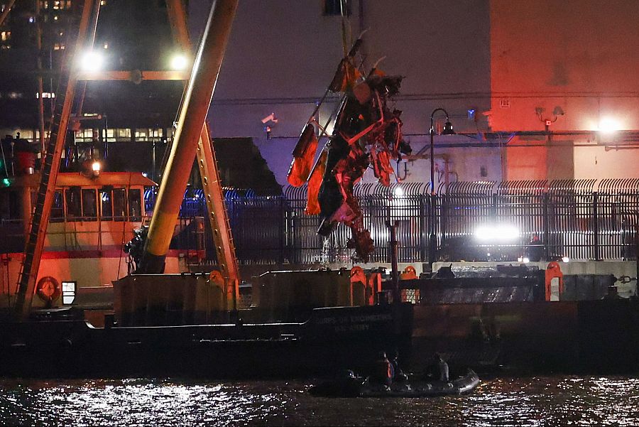 Efectivos de emergencias de Nueva Jersey recuperan parte del fuselaje del helicóptero tras el accidente