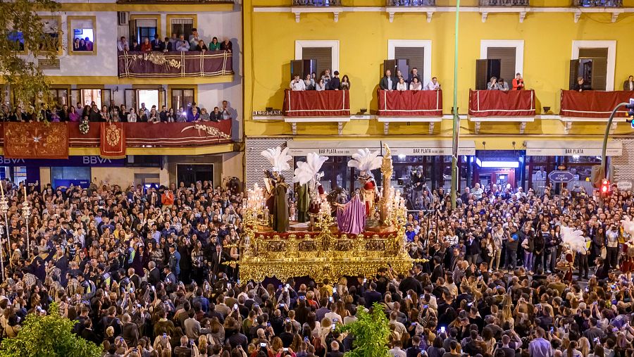 Nuestro Padre Jesús de la Sentencia de la Hermandad de La Macarena en la salida de Estación de Penitencia