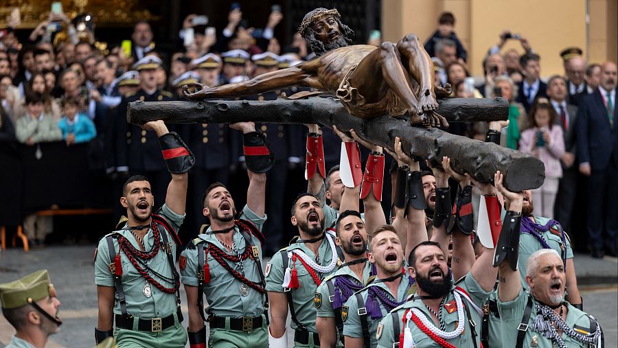 Legionarios del Tercio Don Juan de Austria III de La Legión llevan a hombros la figura del Cristo de la Buena Muerte y Ánimas