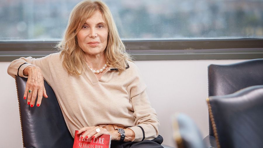 Pilar Eyre en entrevista, con libro 