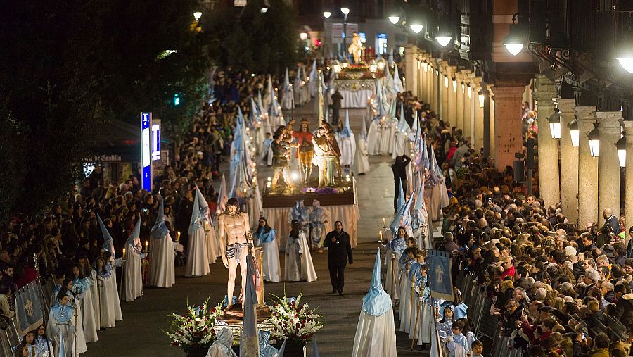 Las calles del casco histórico de Valladolid albergan la Procesión General