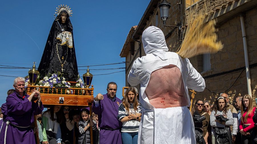 Un disciplinante se golpea tras ser pinchado durante el Vía Crucis del municipio riojano de San Vicente de la Sonsierra