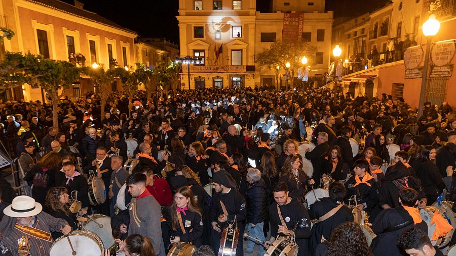 Miles de personas tocan el tambor en la noche de los Tambores de Mula (Murcia)