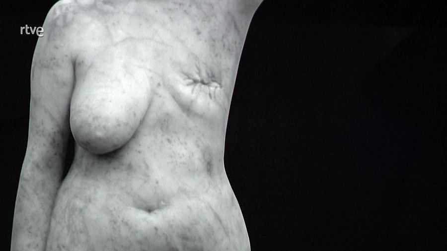 Escultura en mármol del cuerpo de Marina Vargas en su proyecto 'Intra-Venus'