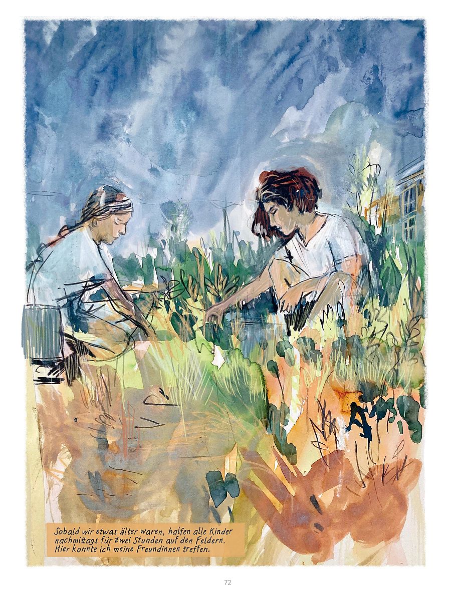 Dos niñas trabajan juntas en un campo, recogiendo o cultivando.  Acuarela con tonos azules en el cielo y una casa al fondo. Texto en alemán describe la escena.