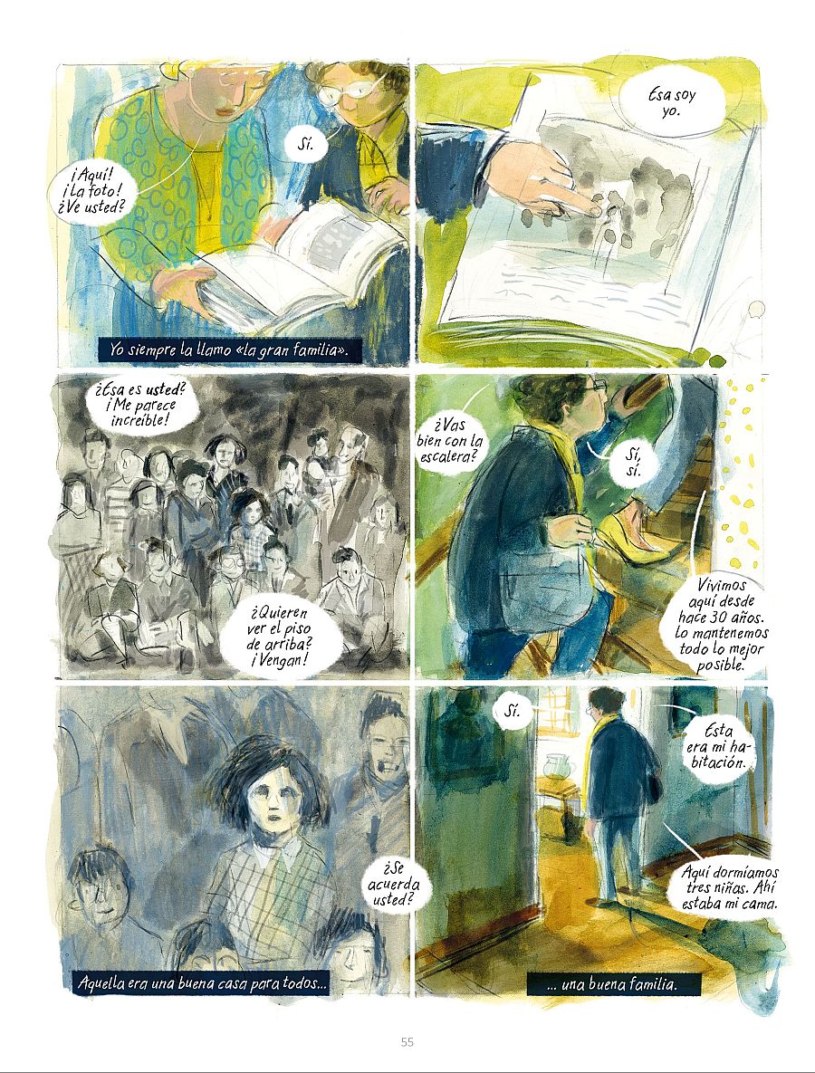 Viñetas de un cómic que relatan un recuerdo familiar: una foto de grupo, la casa, la infancia de la narradora y la frase 