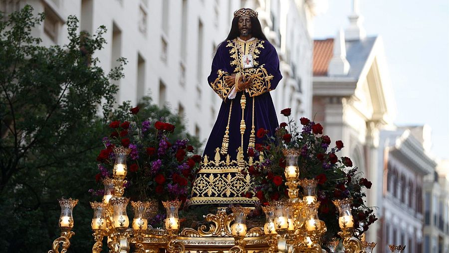 Padre Jesús Nazareno Cristo de Medinaceli procesiona por las calles de Madrid en la noche de Viernes Santo.
