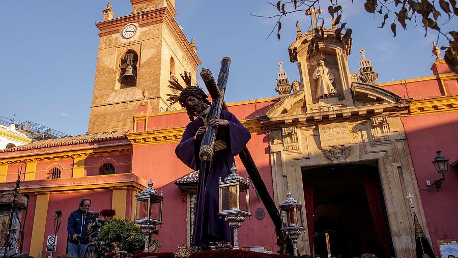 Semana Santa: Jesús del Gran Poder saliendo de su templo en Sevilla