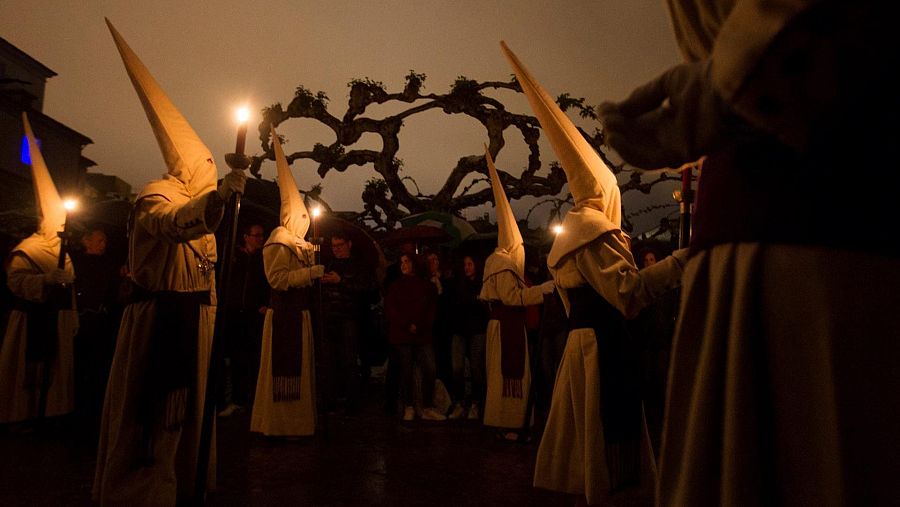 Semana Santa Zamora: desfile procesional de la Hermandad Penitencial de Jesús Yacente