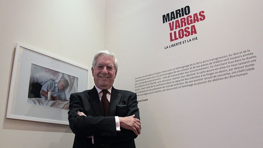 Mario Vargas Llosa es fotografiado mientras visita una exposición sobre su obra 