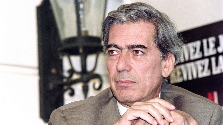Retrato tomado el 9 de septiembre de 1990 que muestra al escritor peruano y ex candidato presidencial Mario Vargas Llosa durante la última jornada del festival de cine estadounidense de Deauville.