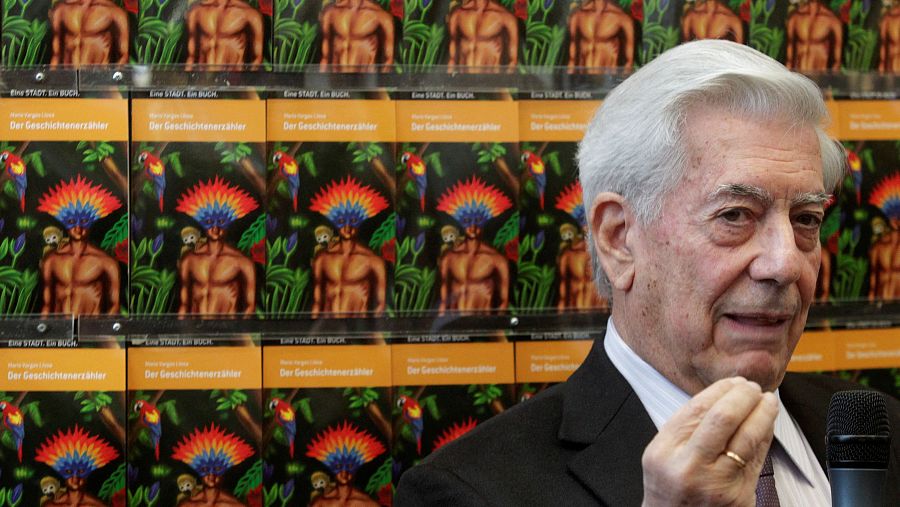 Vargas Llosa gesticula responde a la pregunta de un periodista en la biblioteca principal de Viena en 2011.