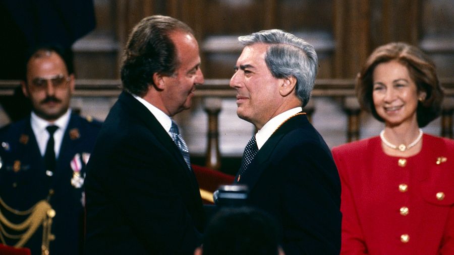 El rey Juan Carlos I saluda a Mario Vargas Llosa, el 24 de abril de 1995, en la entrega del premio Cervantes en Alcalá de Henares