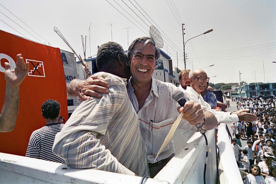 Mario Vargas Llosa recibe el abrazo de un simpatizante de Frente Democrático durante un mitin en la ciudad de Chincha, a 300 km al sur de Lima, el 20 de marzo de 1990