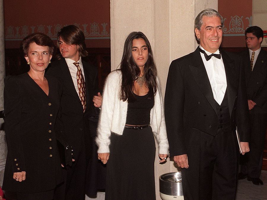 El escritor Mario Vargas Llosa , acompañado por su esposa Patricia y su hija Morgana momentos antes de su discurso de ingreso en la Real Academia de la Lengua