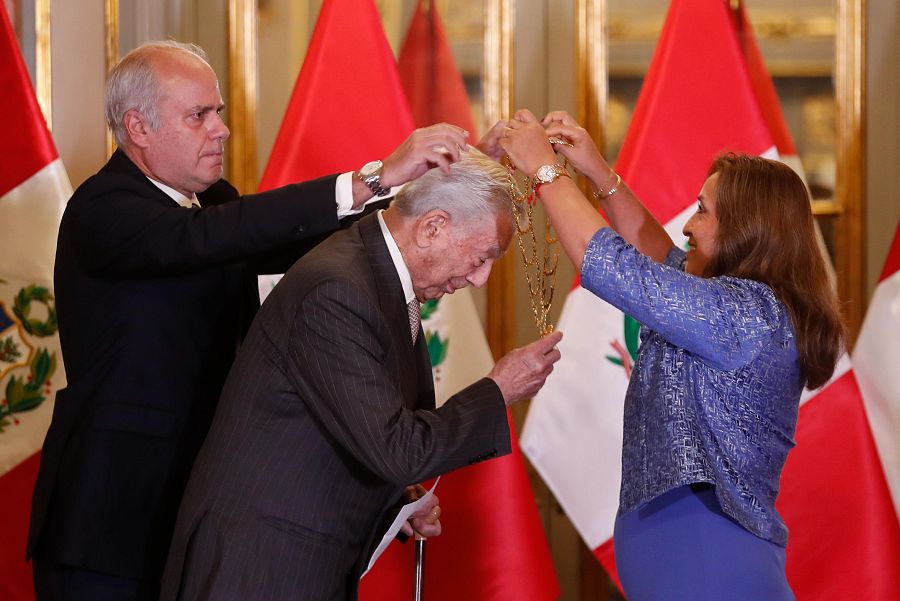 El escritor hispano-peruano Mario Vargas Llosa recibe la condecoración del Gran Collar de la Orden del Sol, de manos de la presidenta de Perú, Dina Boluarte