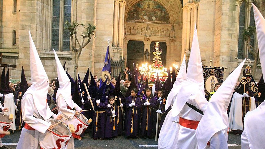 Procesión del Nazareno en la noche de Lunes Santo de Bilbao.