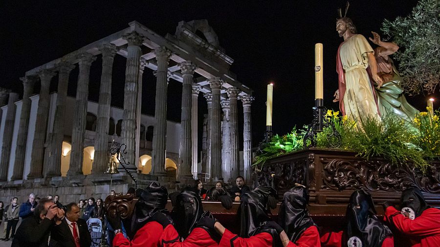 La Semana Santa de Mérida, declarada fiesta de interés turístico internacional, pasando frente al Templo de Diana.