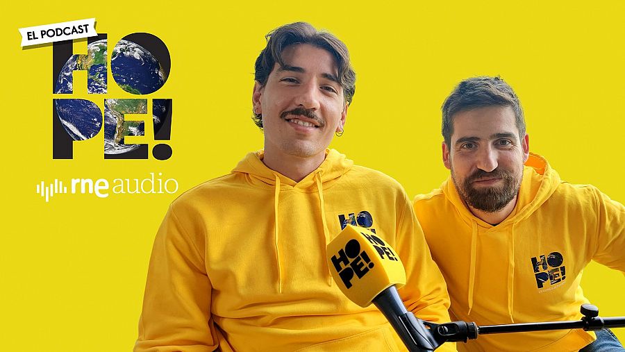 Dos hombres con sudaderas amarillas y el logo 