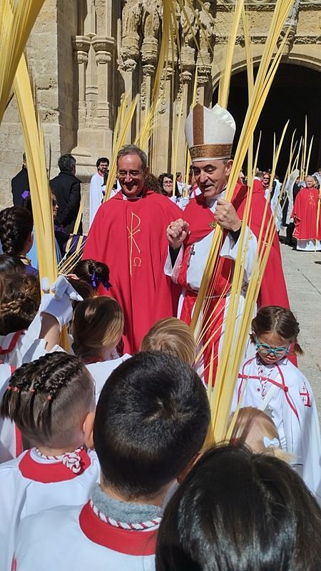 El obispo Garciandía durante la procesión del Domingo de Ramos, inicio de la Semana Santa.