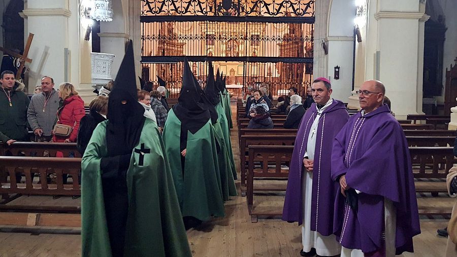 En la catedral de Palencia, acompañando a una de las cofradías de su diócesis.