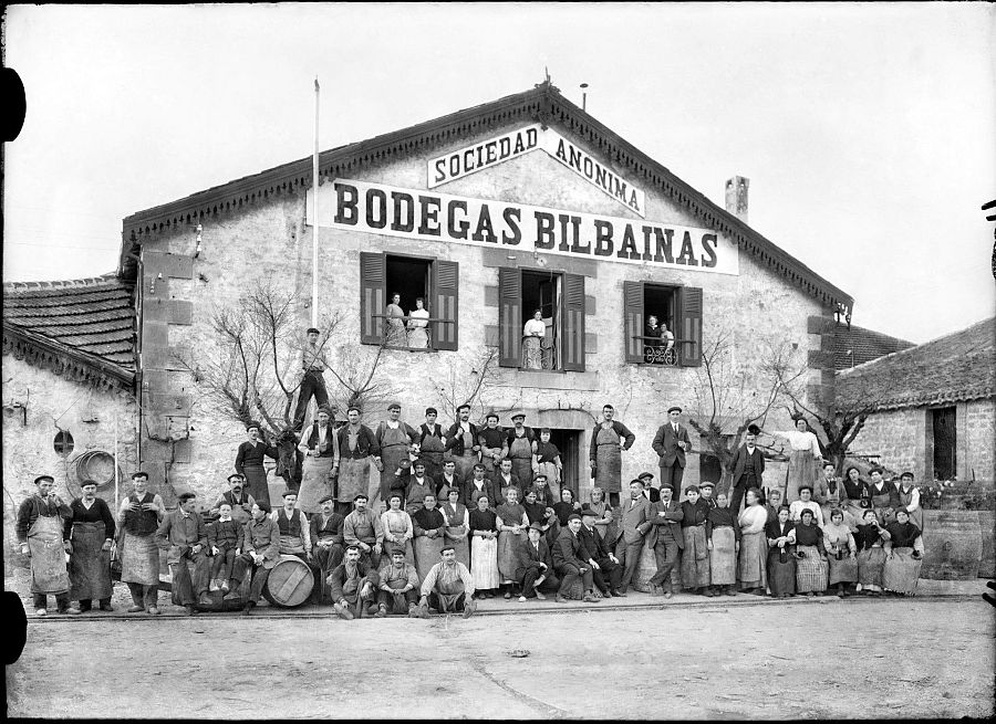 Foto de grupo frente a la fachada de Bodegas Bilbaínas