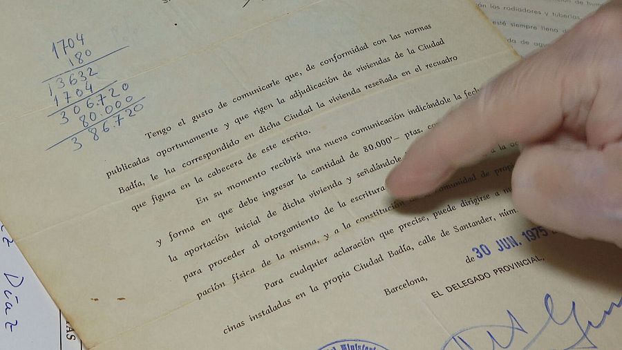 Carta de 1975 comunicando adjudicación de vivienda en Ciudad Badía y solicitando 80.000 pesetas.  Incluye números manuscritos (1704, 180, 13632, 1704, 306.720, 80.000) y su suma.