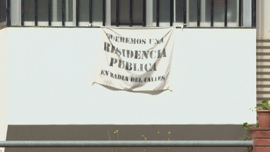 Pancarta blanca con el mensaje 