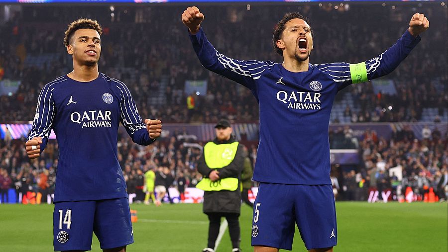Jugadores del PSG celebran victoria en el campo, vistiendo la equipación del club con logos de Qatar Airways y Jordan.  Gestos de euforia y brazos en alto.