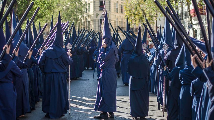 Nazarenos de la Hermandad de El Baratillo se dirigen al Templo para la estación de penitencia del Miércoles Santo.