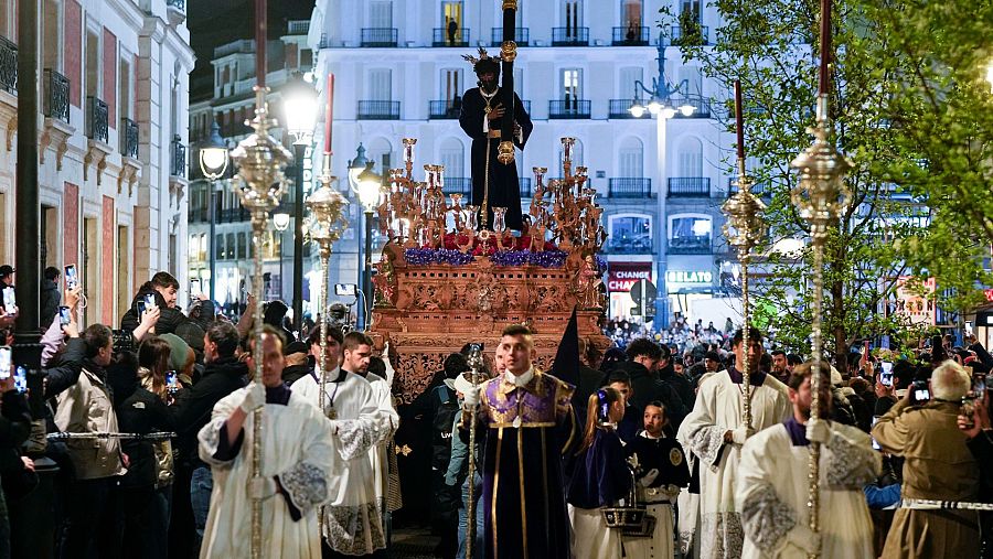 La procesión de Nuestro Padre Jesús de la Salud y María Santísima de las Angustias, conocida como Los Gitanos, tras salir de la iglesia de El Carmen