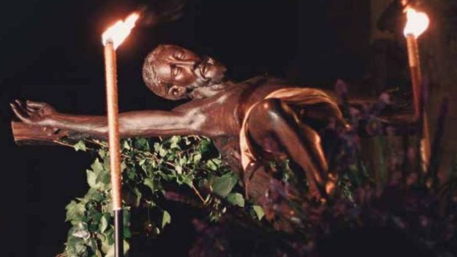 El Cristo Negro procesionando el Miércoles Santo por las calles de Cáceres.