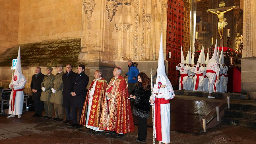 Miércoles Santo al acto previo a la salida penitencial del Cristo Yacente de la Misericordia y de la Agonía Redentora en Salamanca