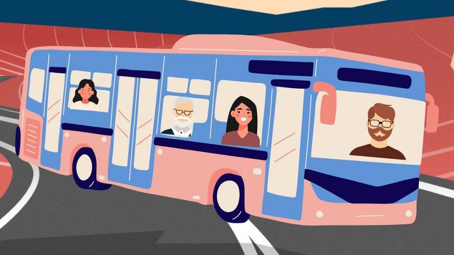 Autobús rosa y azul claro en carretera, con cuatro pasajeros visibles a través de sus ventanas: una mujer joven, un hombre mayor, otra mujer joven y el conductor.