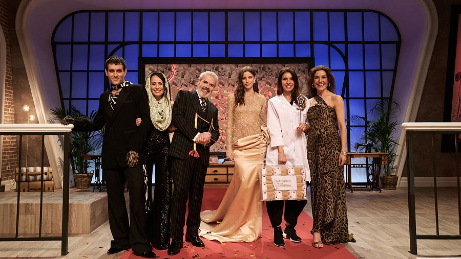 Pilar Rubio posa con el jurado tras recibir su premio