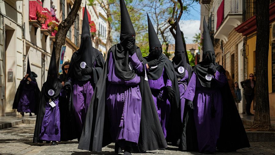 Semana Santa de Sevilla 2025: Varios nazarenos se dirigen a la Iglesia Parroquial de San Bernardo