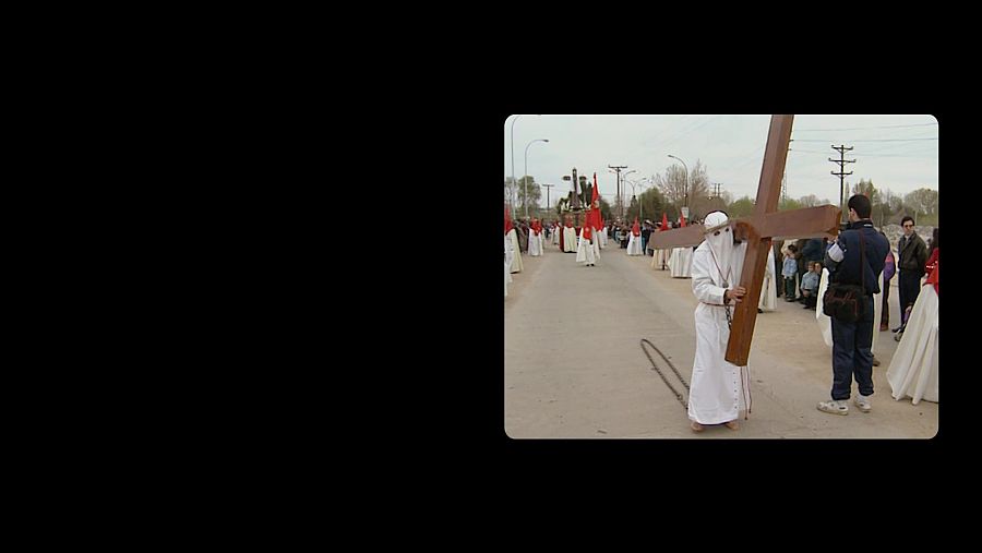 El indultado hace la procesión con la cara tapada y una túnica.