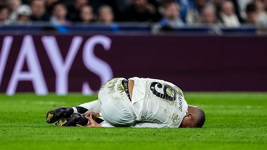 Mbappé tuvo que ser sustituido tras hacerse un esguince en el tobillo derecho.