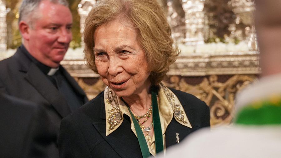 La reina emérita Sofía durante su visita a la Basílica de la Macarena, Sevilla