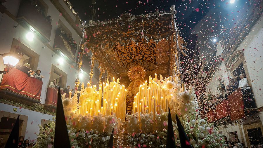 Sevilla disfruta de una 'Madrugá' plena marcada por la devoción y la emoción