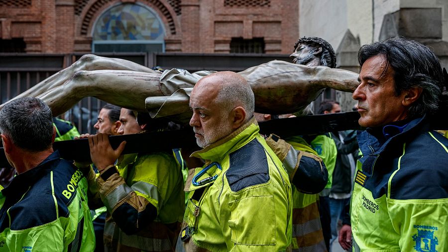 Procesión del Cristo de los Niños con los Bomberos de Madrid