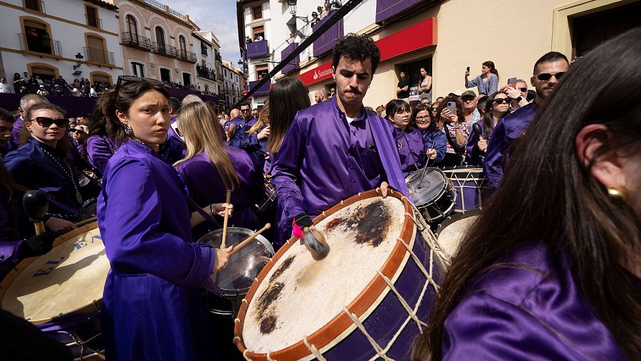 Decenas de personas durante la procesión de la Rompida de la Hora de Calanda