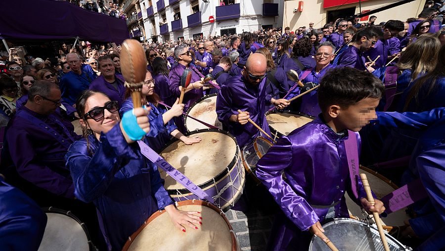 Tamborrada durante el tradicional acto de Romper la Hora