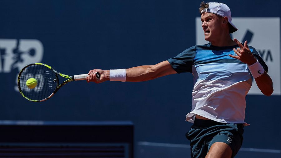 El tenista danes se mete en las semis del Godó.