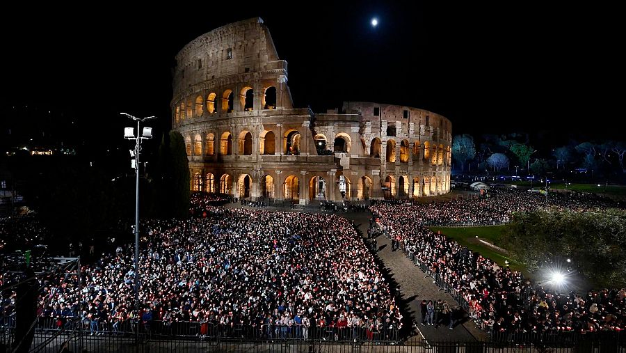 Vía Crucis del Viernes Santo frente al antiguo Coliseo de Roma