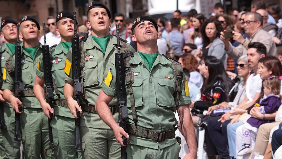 Paracaidistas de La Legión Española BRIPAC durante la tradicional procesión de Viernes Santo en Murcia,